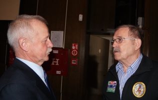 Janez Kavar, upokojeni brigadir, je predal februarja 2014 mesto dolgoletnega predsednika Združenja vojaških gornikov Slovenija (ZVGS) polkovniku v pokoju Fedji Vraničarju. Razgovor pred začetkom simpozija, ki ga je organiziraloa ZVGS v sodelovanju z VCOGB.