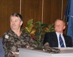 Stotnik Branko Ambrožič (levo) je poveljeval Vadbenemu centru SV Rudno polje (danes Vojaškemu gorskemu centru Rudolfu Badjure na Pokljuki) in desno Janez Kavar za »poveljniško« mizo simpozija.