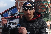  Avtor knjige Sandi Murovec s prevodom knjige Na kanto v ruščini v Moskvi na Rdečem trgu leta 2008 (demonstracije Sandi Murovec, foto: Aleš Fevžer, 2006, 2008). 