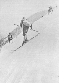  Del slaloma (orig.: Torlauf), ki ga je postavil Mathias Zdarsky leta 1905 na Muckenkoglu v Avstriji. Tekmovalci so morali z nahrbtniki enake teže na ramenih, saj so bili takrat smučarji navdušeni nad turno smuko in so imeli s seboj hrano, pijačo in rezervne oblačila. 