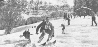  Slalom tekma po pravilih Sir Arnolda Lunna: Műrren, 1922. Nizki kolci slalom vratc in zastavice za boljšo razpoznavnost obvezne smeri smučanja.