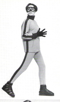  V lastex hlače in veston všiti raztegljivi trak druge barve je povečal elastičnost in barvitost hlač, na oko pa pripomogel k tekmovalnemu videzu (1960).
