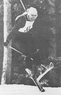  Avstrijec Toni Sailer med tekmo v smuku s Tofane na olimpijskih igrah leta 1936 v Cortini d'Ampezzo v Italiji, kjer je osvojil vse tri alpske kolajne. Hlače je pod kolenom prevezal z vezalkami, da niso frfotale in nudile s tem zračni odpor. Pred njim so že leta nazaj storili njegovi reprezentančni kolegi. 
