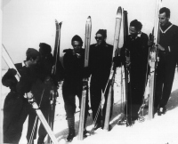 Prva slovenska demonstratorska skupina učiteljev smučanja, ki jo je ustanovil leta 1956 prof. Marjan Jeločnik. Z desne: inž. Janez Zupet, prof. Marjan Jeločnik, inž. Arzenij Kuret – Arsen, Boris Kobal, Bojan Hrovatin in Janez Šuster – Šuco.