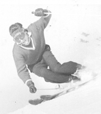 Janez Šuster – Šuco v odličnem smučarskem odklonu tehnike nasprotnega smučanja ramen (1953).