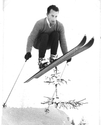 Učitelj smučanja in demonstrator Janez Šuster – Šuco je izvedel šolski terenski skok (1956).