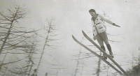  Francoz Martial Payot iz Chamonixa je pre dolimpijskimi igrami skakal že na Holmenkollnu na povabilo Norvežanov. Na sliki v pokončni drži na ZOI leta 1924 v Chamonixu.