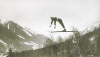  Norvežan Tullins Thams je zmagal v Chamonixu leta 1924 v konkurenci specialnih skokov.