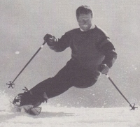  Norvežan Stein Eriksen je izskočlil iz Skandinavskega okvira, saj ni ne skakal, ne tekel. Posvetil se je alpskemu tekmovalnemu smučanju in osvojil doma v Oslu na ZOI leta 1952 prvo mesto v veleslalomu, nato leta 1954 v švedskem Åreju na svetovnem prvenstvu še prva mesta v slalomu, veleslalomu in alpski kombinaciji. Takoj se je odselil v ZDA, tam ustanovil smučarsko šolo in uspešno nastopal še kot akrobatski smučar za privabitev klientov.