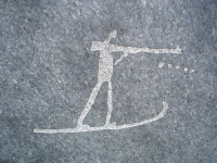  Zimske olimpijske igre leta 1994 v Lillehammerju na Norveškem so bile posebnost na vseh ravneh. Tudi simboli posameznih zimsko športnih disciplin so bili posebni, povzeti stilizirano po petroglifu smučarja iz okoli leta 3.500 pred našim  štetjem z norveškega otoka Rødøya. Na sliki simbol za biatlon.