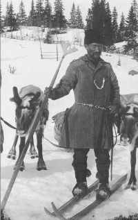  Laponski ljudski smučar s Švedske okoli 1900.