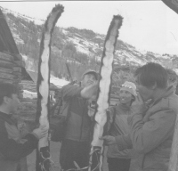  Altajske ljudske smuči, ki jih izdelujejo še danes in prevlečejo s konjsko kožo zaradi lažjih vzponov in tudi zaradi spustov, kjer sicer po snegu dobro drsijo, a hkrati na velikih strminah pomagajo poleg zavojev k zmanjševanju hitrosti (foto Američan Lars Nilsen, marec 2005).