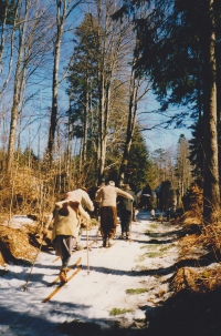  Tradicionalni Filpov tek na Trnovski planoti od leta 1995 naprej. Na sliki Gospodova draga na Trnovski planoti, kamor so v začetku marca prireditelji iz senčnega gozda ponočli nanosili sneg, da so lahko v jutranjih urah priredili tek (1997).