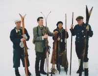  Skupina smučarjev po starem iz Ajdovščine. Z leve: Andrej Batagelj, Borut Batagelj, Barbara Trošt in oče Marjan Batagelj. 