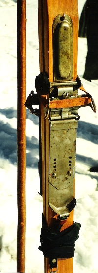  Pokrita vzmet lilienfeldske vezi, da se ni v njo nabiral in zmrzoval sneg (Mathias Zdarsky patent, okoli 1898).