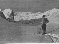  Turno smučanje je način prostega smučanja, ki daje polno užitkov ljubiteljem neokrnjene narave. Slika s smučarjem na Hribarcah v Julijskih alpah tik pred 2. svetovno vojno.