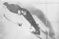  Švicar Reinhard Straumann je že po letu 1925 razvijal teorijo aerodinamičnega skoka in poleta na smučeh. Poleg teorije z izračuni gibanja telesa skozi zrak je praktično preskušal let skakalca v zračnem tunelu v Götingenu v Nemčiji.  