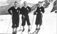  Norvežani so bili izjemni skakalci in tudi alpski smučarji. Med popoldanskim prostim časom so nataknili leta 1934 alpske smuči in vijugali nad Domom Ilirijo. Birger Ruud je na desni v rdečem puloverju Smučarskega kluba Kongsberg iz Norveške, ki so ga skrajšano pisali z veliko črko K, ki je vidna na puloverju.
