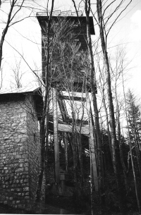  Nemci so hoteli zganjati propagando v Planici med 2. svetovno vojno in zgradili ob Bloudkovi 120 m skakalnici popolnoma zgrešeni zidani sodniški stolp, s katerega se ni videlo skakalca skoraj nič. Tam ni bilo niti ene tekme med vojno. Slika je po letu 1954, ko se vidi na levi nemški stolp in na desni že novozgrajeni elegantni betonski sodniški stolp z leseno fasado, za katerega je statiko izračunal Bloudkov nečak inž. Svetko Lapajne.
