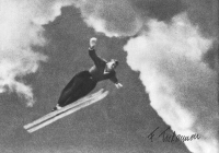  Švicar Fritz Tschanen med poletom 120 m v Planici leta 1948. Ko se je dotrajana lesena 125 m letalnica v Planici podrla leta 1951, je šel Bloudek skrivoma na ogled letalnice v Oberstdorfu, ki jo je leta 1950 projektiral arhitekt in skakalec Heini Klopfer. Bloudek si jo je hotel ogledati med poleti na tej tedaj največji letalnici na svetu s 140 m, ne da bi ga kdo opazil. Njegov obisk ni ostal neopažen, saj ga je na železniški postaji srečal Rudi Finžgar in tako zvedel, da je šel Bloudek na »špijonažo«. Kljub vsemu se Bloudek ni upal narediti večje letalnice in je tako leta 1954 Planica gostila skakalce iz domovine in tujine zopet »e na 125 m skakalnici, ki pa jo je zopet vsako leto povečeval. Tako je na njej Helmuth Recknagel poletel leta 1957 124 m in 127 m leta 1960.  