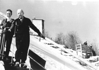  Desno Joso Gorec in levo avtor tega prispevka po Gorčevi rehabilitaciji leta 1954 v Planici.