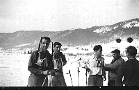 Planiški teden leta 1949: tekmovalci patruljnega teka, ki so v ekipi skupaj startali in morali priti na cilj. Namesto malokalibrskih pušk so tedaj streljali s pravimi težkimi vojaškimi puškami.