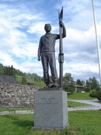 Oče telemark načina iz druge polovice 19. stoletja smučanja Sondre Norheim ima svoj kip v Morgedalu v deželi Telemark na Norveškem pred smučarskim muzejem.