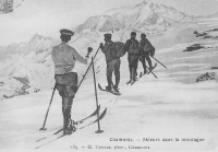 Turni smučarji na razglednici, ki jo je bilo moč kupiti v Chamonixu v Franciji (okoli 1910).