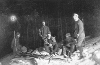Drenovci med polnočnico v zimski cerkvi, kot je zabeležil s fotoaparatom Bogo Brinška (slikano prej, objava slike tednik SPORT leta 1921).