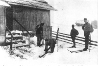 Drenovci na Veliki planini pred Schmidingerjevo kočo leta 1913, na desni Rudolf Badjura. Med 2. svetovno vojno so Nemci požgali vse pastirske stanove na Veliki planini razen odmaknjene Schmidingerjeve koče, da se ne bi partizani pozimi zatekli vanje.
