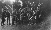 Turno smučarska druščina je vzela v svoje vrste tudi dame in za razliko od drugih tradicionalistov nosila na hrbtu smučke v obliki križa (okoli 1920).