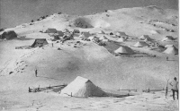 Smučarji leta 1920 na Veliki planini med pastirskimi stanovi.