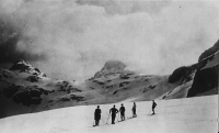 Na Triglavskem ledeniku – Zelenem snegu okoli leta 1930.