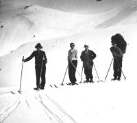 Nekateri turni smučarji so si privoščili bohinjske šerpe (nosače), da so jim nosili od koče do koče prtljago na smučarskih turah po Julijcih (okoli 1930).