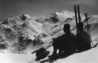 jši olimpijec leta 1936, si ogleduje s prijateljem 26. aprila 1932 s Šije Rodico (1965 m).