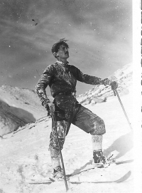 Seveda niso bili turni smučarji imuni na padce. Drago Križnar se je dobro okopal v mehkem snegu (okoli 1935).