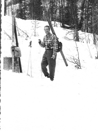 Svetozar Guček - Zare, bivši član T.K. Skale in FIS sodnik za skoke, je sina, avtorja tega prispevka, vpeljal v lepote turnega smučanja. Med vzponom do Komne leta 1957. Levo so smuči na nahrbtniku ameriške vojske, darilo UNRE, pomoči ZDA Sloveniji takoj po 2. svetovni vojni.