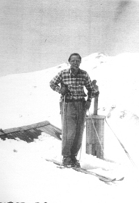 Svetozar Guček – Zare na strehi Koče pod Bogatinom na Bogatinskem sedlu, ko sta s sinom opravila turo s Komne do Krnskega jezera in nazaj (1957).