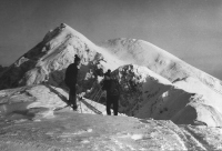 Vrhunska alpinista Aleš Kunaver (na desni) in Stane Belak – Šrauf sta bil odlična alpska smučarja, saj sta v mladosti celo tekmovala v alpskih disciplinah na meddruštvenih tekmah, tik pred spustom s Stola v Karavankah.