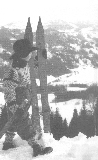  Iz filma o Sondrejeu Norheimu: mladec si ogleduje z Øverbøja dolino Morgedala, kjer je tolikokrat drvel po pobočju.