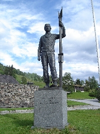  Spomenik Sondreju Norheimu pred Smučarskim muzejem v Morgedalu na Norveškem. 