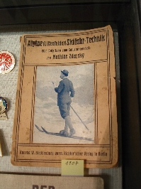  Mathias Zdarsky je kasneje v naslovu knjige poudaril naziv alpsko smučanje. Knjiga, eden od trinajstih ponatisov iz leta 1907.