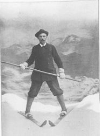  Mathias Zdarsky v plužnem položaju alpske (lilienfeldske) tehnike smučanja.