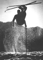 Smučarski asi, imenovani kanoni, so se postavljali s prečnimi skoki. Na sliki slovenski olimpijec iz leta 1936 Leo Baebler.
