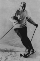 Avstrijec prof. Stefan Kruckenhauser je leta 1955 na INTERSKI kongresu v francoskem Val d'Isèru uspel s tehniko nasprotnega sukanja ramen. Na sliki sam Kruck, kot smo mu rekli.