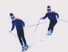8. INTERSKI kongres 1968, Aspen, ZDA: vsi nastopajoči demonstratorji različnih držav so pokazali razliko med nastopi. Na sliki Američani v počep in nato iztegnitev do vzravnanih nog.