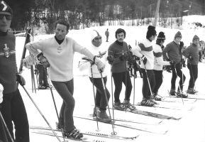9. INTERSKI kongres, Garmisch-Partenkirchen, januar 1971: Švicar Karl Gamma je zahteval predstavitev in kratko obrazložitev tehnik nacionalnih šol smučanja s predstavitvijo bistvenih enakih likov. Nastop je bil javen, povezovalni in komentatorski mikrofon je prevzel Gamma. Nastop je bil javen, pred publiko in novinarji. Avstrijec prof. Stefa Kruckenhauser je doživel polom s svojo tehniko počep – sukanje – iztegovanje, saj sta njegova demonstratorja edina kot rdečo nit prikazovala to tehniko šole smučanja. Na sliki (z leve): Italijan, Američan, Lihtenštajnec, Jugoslovan (Slovenec, avtor tega prispevka, ko je še začasno nosil brke; moj nastop je komentiral Miro Dvoršak), Avstrijca in Nemca. Nastopili so v parih še Kanadčana, Japonca, Švicarja in Francoza. Najbolj zmedeni so bili Japonci, demonstratorja in komentator, saj niso vedli, kaj bi. Dotlej so namreč podobno kot je jajce jajcu prevzeli avstrijsko šolo smučanja, sedaj pa nekaj novega, čeprav so se z njo že seznanili in jo tudi prikazovali hkrati s prejšnjo tehniko. Odločili so se za staro šolo in celo oni zadrli Krucku nož v hrbet. Vsi po vrsti pa so uporabili tehniko počep – sukanje – iztegovanje za zavoj na grbini, tako kot se smuča po grbinah.