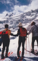 Učitelji smučanja so se 1. maja prebijali med seraki in razpokami z Aiguille du Midi preko Vallée Blanche do Mer de glace. Na sliki desno Nemec Arthur Kraus, predsednik Mednarodnega združenja amaterskih učiteljev smučanja in član FIS Podkomiteja za poučevanje smučanja.