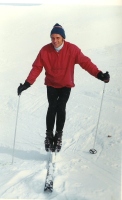 INTERSKI kongres v Garmisch-Partenkirchnu je leta 1971 postregel s celo vrsto načinov smučanja ali metodičnih prijemov s pomočjo različnih smučarskih orodij. Švicarji so poleg uradnega nastopa prikazali smučanje na monoski, tudi med slalomskimi vratci. Nekateri po svetu so to prevzeli kot posebnost, kot vodja žičnic na Voglu Lovro Sodja (na sliki). Nemci so alpsko šolo smučanja prikazali na alpskih smučeh in nato vso alpsko šolo še na smučeh za tek(!). Vse za promocijo teka na smučeh, saj so organizirali med kongresom celo množični tek na smučeh na 15 km, kjer je nastopila tudi cela vrsta demonstratorjev alpske tehnike smučanja večine držav. O Skandinavcih ni vredno izgubljati besed. Bili so celo tako navdušeni nad Slovencema, da so jim podarili tekaške maže in en par tekaških palic iz steklenih vlaken, saj je imel Guček palice iz pradavnine. Jugoslavijo (Slovenijo) sta v teku zastopala Miro Dvoršak in Aleš Guček. Američan Clif Taylor je prikazal GLM metodo, podobno tudi Nemec Martin Puchtler, slednji na podaljševanju na po obliki bolj okornih smučeh kot Taylor na elegantnih tankih krajših alpskih smučeh.