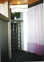  Vhod v sobo 1. smučarske zbirke v Hotelu Špik v Gozd Martuljku. Napis vabi sicer v muzej, ki uradno po zakonodaji ni mogel nositi naziva muzej.